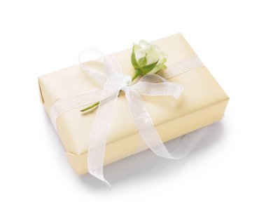 Beyaz arka planda güzel bir gül çiçeği olan hediye kutusu. Uluslararası Kadınlar Günü