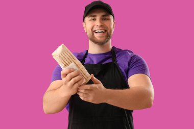 Mor arka planda lezzetli donör kebabı olan aşçı