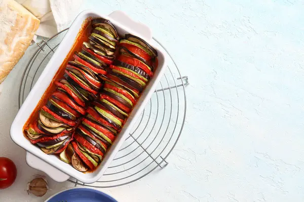 Beyaz arka planda lezzetli Ratatouille yemeği.