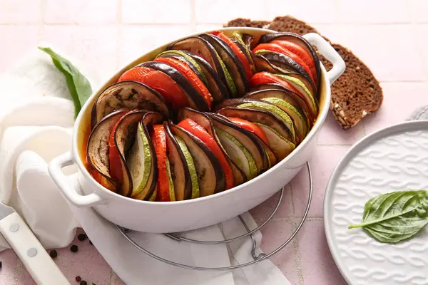 Pembe fayanslı lezzetli Ratatouille yemeği.