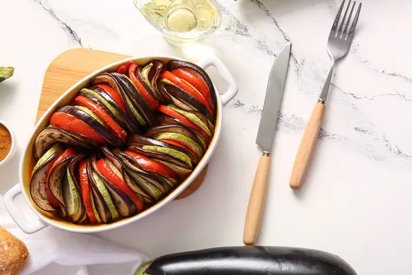 Beyaz mermer arka planda lezzetli Ratatouille yemeği.