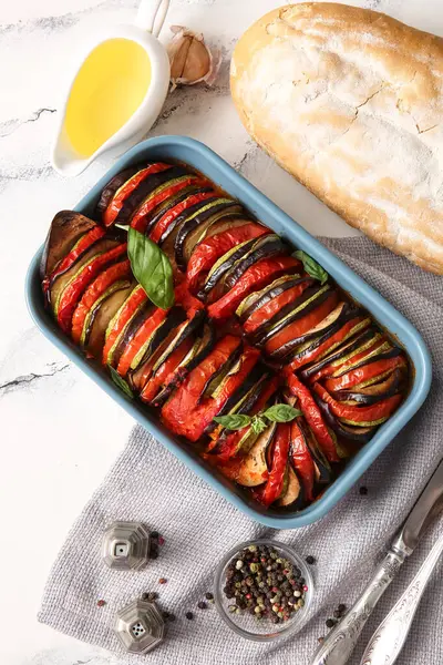 Beyaz mermer arka planda lezzetli Ratatouille yemeği.