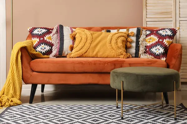 Oturma odasındaki kanepede şık yastıklar.