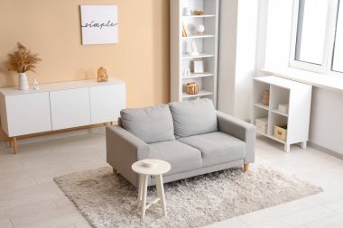 Rahat kanepesi ve masası olan şık bir oturma odası.