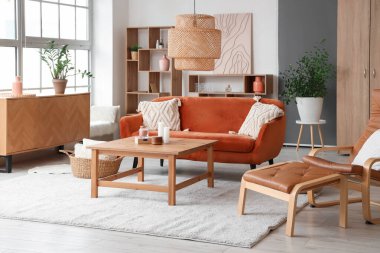 Rahat kanepesi, lambası, koltuğu ve sehpası olan şık bir oturma odası.