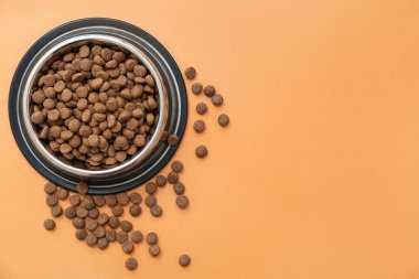 Kahverengi arka planda kuru gıda ile kase