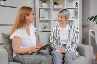 Ofiste genç bir kızla çalışan kadın psikolog.