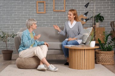 Ofiste genç bir kızla konuşan kadın psikolog.