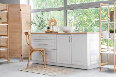 Dekoratif zeytin ağacı olan modern banyo.