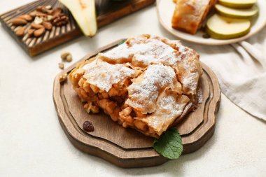 Bej arka planda lezzetli armut turtası olan ahşap tahta.