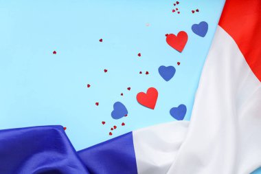 Mavi arka planda kalpleri olan Fransa bayrağı. Bastille Günü kutlamaları