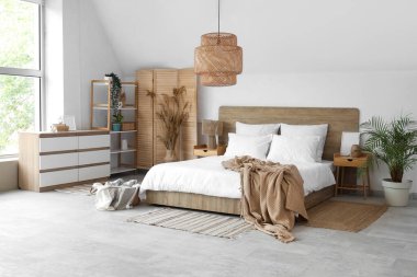 Çekmeceli, komodinli, katlanır perdeli ve yataklı, hafif yatak odasının şık bir iç mekanı.