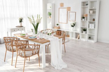 Mutfak penceresinin yanındaki Gladiolus çiçekleri vazosuyla şık masa ayarları