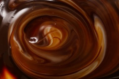 Arka plan olarak kahverengi dönen kahvenin yakın görüntüsü