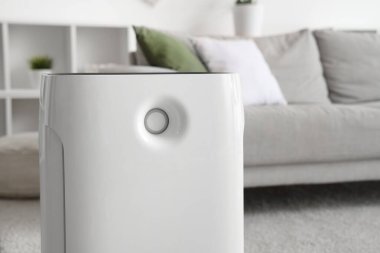 Modern hava temizleyici oturma odasında, yakın çekim.