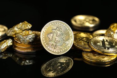 Koyu arkaplanda bitcoin bulunan altın
