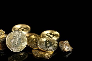 Koyu arkaplanda bitcoin bulunan altın