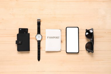 Pasaport, kol saati, cep telefonu, güneş gözlüğü ve cüzdan.