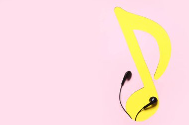 Pembe arka planda notlu kulaklıklar