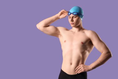 Mor arka planda erkek yüzücü