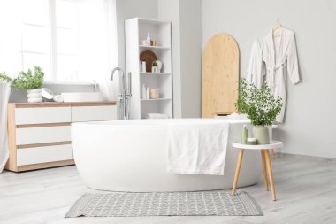 Banyonun içi yeşil dallarla dolu.