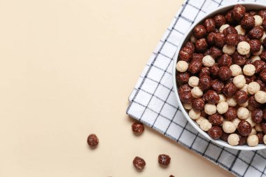 Çukulatalı mısır topu ve bej arka planda peçete, yakın plan.