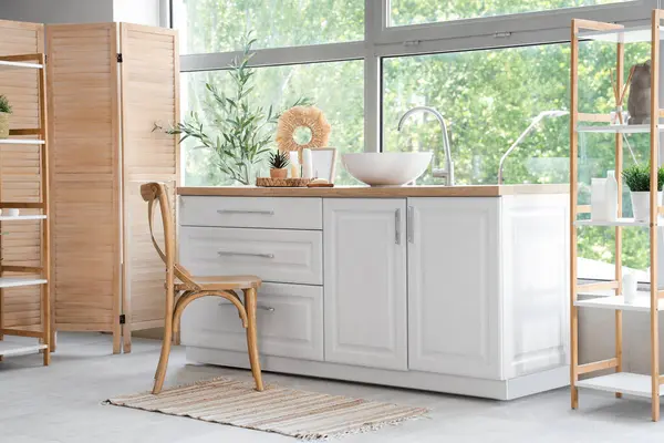 Dekoratif zeytin ağacı olan modern banyo.