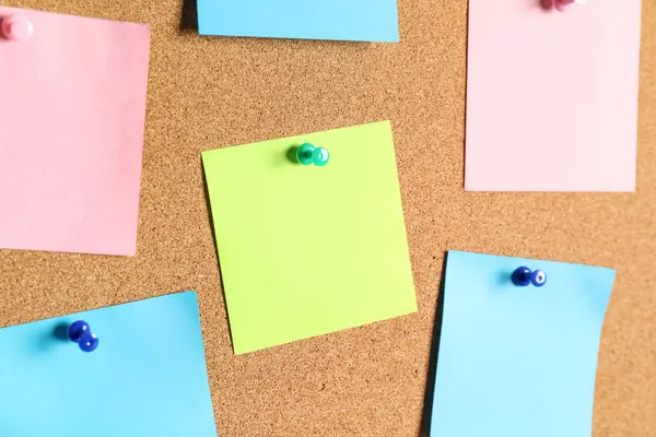 Mantar tahtadaki boş yapışkan notlar arkaplan olarak, kapat