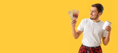 Renk paletleri olan genç bir adam ve sarı arkaplanda metin için boşluk olan bir kutu.