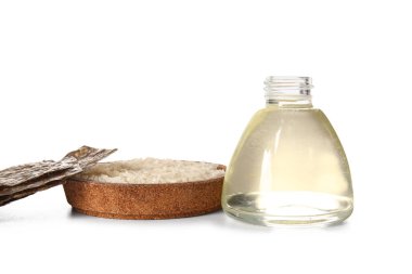 Pilav tabağı, sirke şişesi ve beyaz arka planda Norveç çarşafları.