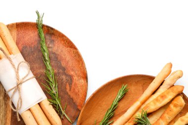 Beyaz arka planda lezzetli İtalyan Grissini tabakları, yakın plan.