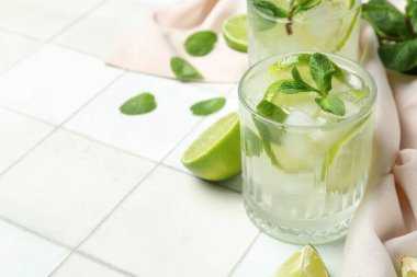 Beyaz fayanslı bir bardak mojito.