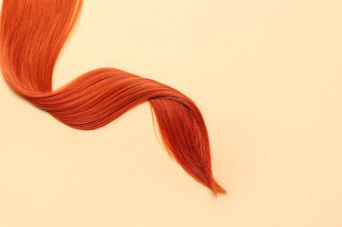 Renk arkaplanındaki kızıl saç teli