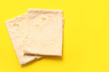 Sarı arkaplanda taze lavaş.