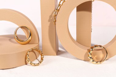 Beyaz arka planda güzel mücevherleri olan dekoratif podyumlar