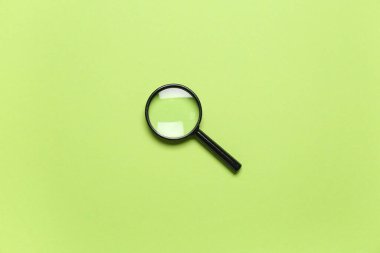 Yeşil arkaplanda siyah mini büyüteç