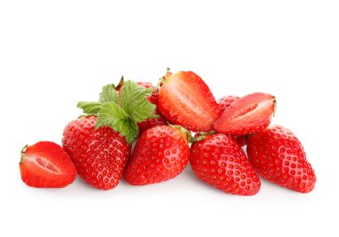 Beyaz arka planda yaprakları olan bir yığın taze çilek.