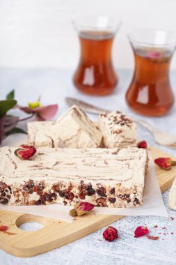 Hafif arka planda lezzetli mermer helva parçaları olan ahşap tahta.