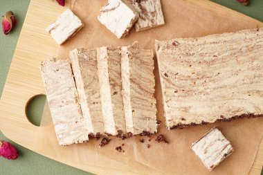 Tahta tahtada yeşil arka planda lezzetli mermer halkalar var.