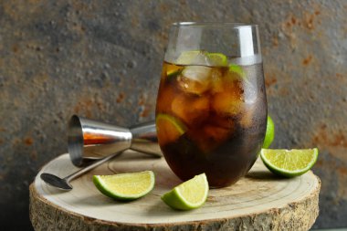 Tahta masada soğuk Küba Libre kokteyli.