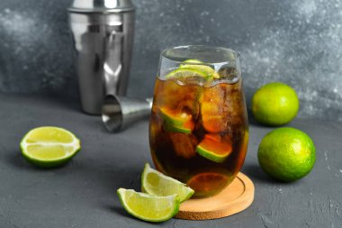 Gri arkaplanda soğuk Küba Libre kokteyli.