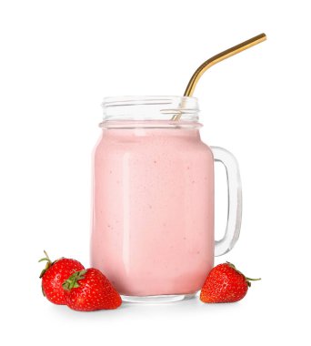 Mason kavanozu beyaz arka planda izole edilmiş lezzetli çilekli smoothie.