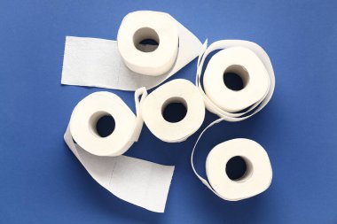 Mavi arka planda tuvalet kağıdı ruloları