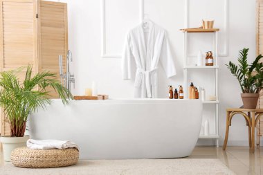 Banyonun içinde küvet ve aksesuarlar var.