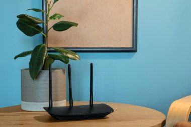 Modern wi-fi yönlendirici. Geceleri oturma odasında bitki var.