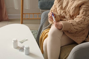 Hamilelik testi ve hapları evde, yakın plan.