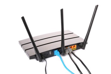 Kabloları beyaz arkaplanda olan modern Wi-Fi yönlendirici