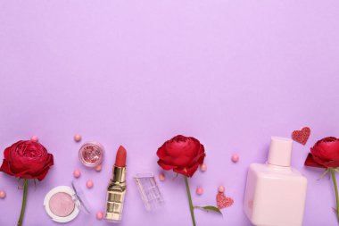 Leylak arka planında kırmızı güller olan kozmetik ürünleri. Sevgililer Günü kutlaması