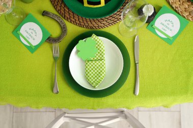 Cüce şapkası ve yonca ile servis edilen şenlik masası. Aziz Patrick Günü kutlaması