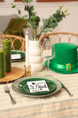 Leprikon şapkası, mum yakma ve Aziz Patrick Günü için tebrik kartı ile servis edilen şenlik masası.